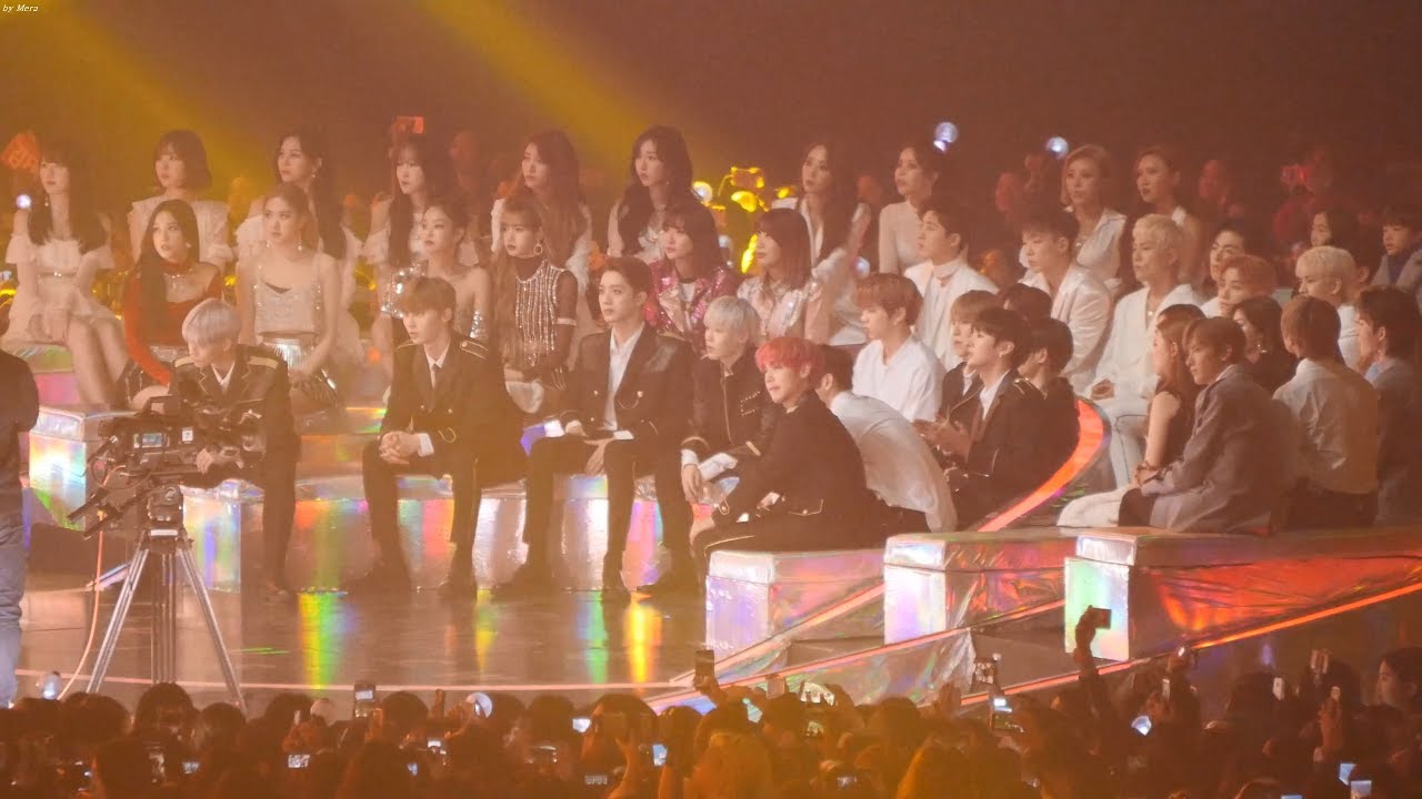 181201 블랙핑크(BLACKPINK),워너원,여자친구,아이콘 - 방탄소년단 (BTS) - IDOL Reaction [4K] 직캠  by Mera