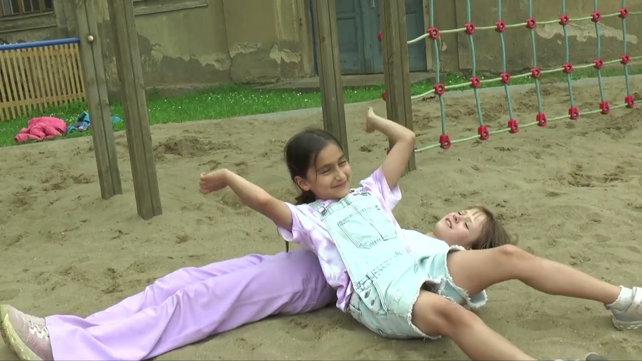 Turnen auf dem Spielplatz
