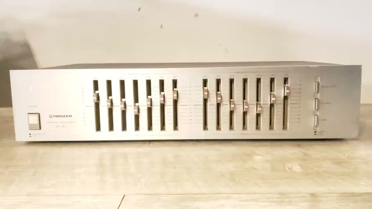 Винтажный 7-полосный графический эквалайзер Pioneer SG-300 для левого и правого каналов.