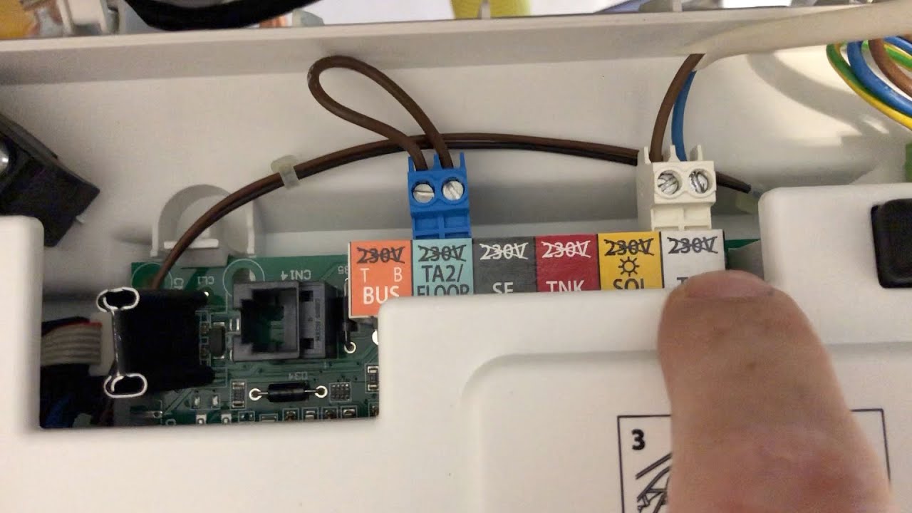 Ariston Alteas One Net, where the room thermostat is mounted, where it is connected, to which termin