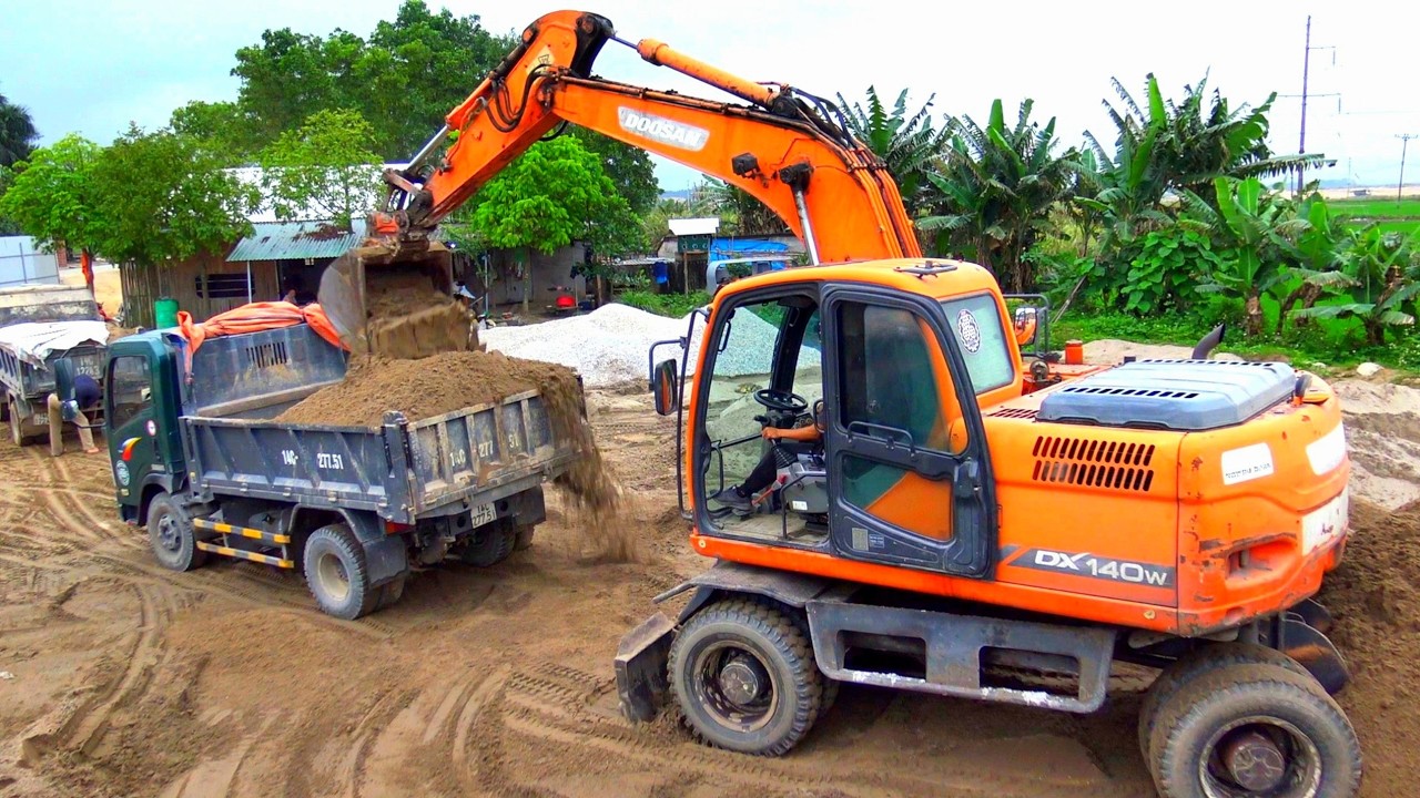Máy Xúc DOOSAN DX140W Múc Đất, Xe Ô Tô Tải Ben Chở Đất Và Đổ Đất | Excavator Truck | TienTube TV