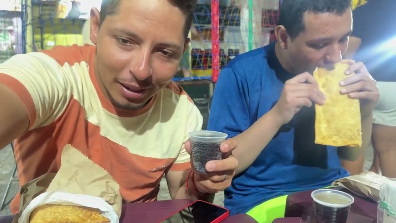 Noite do pastel na praça trouxemos as crianças 