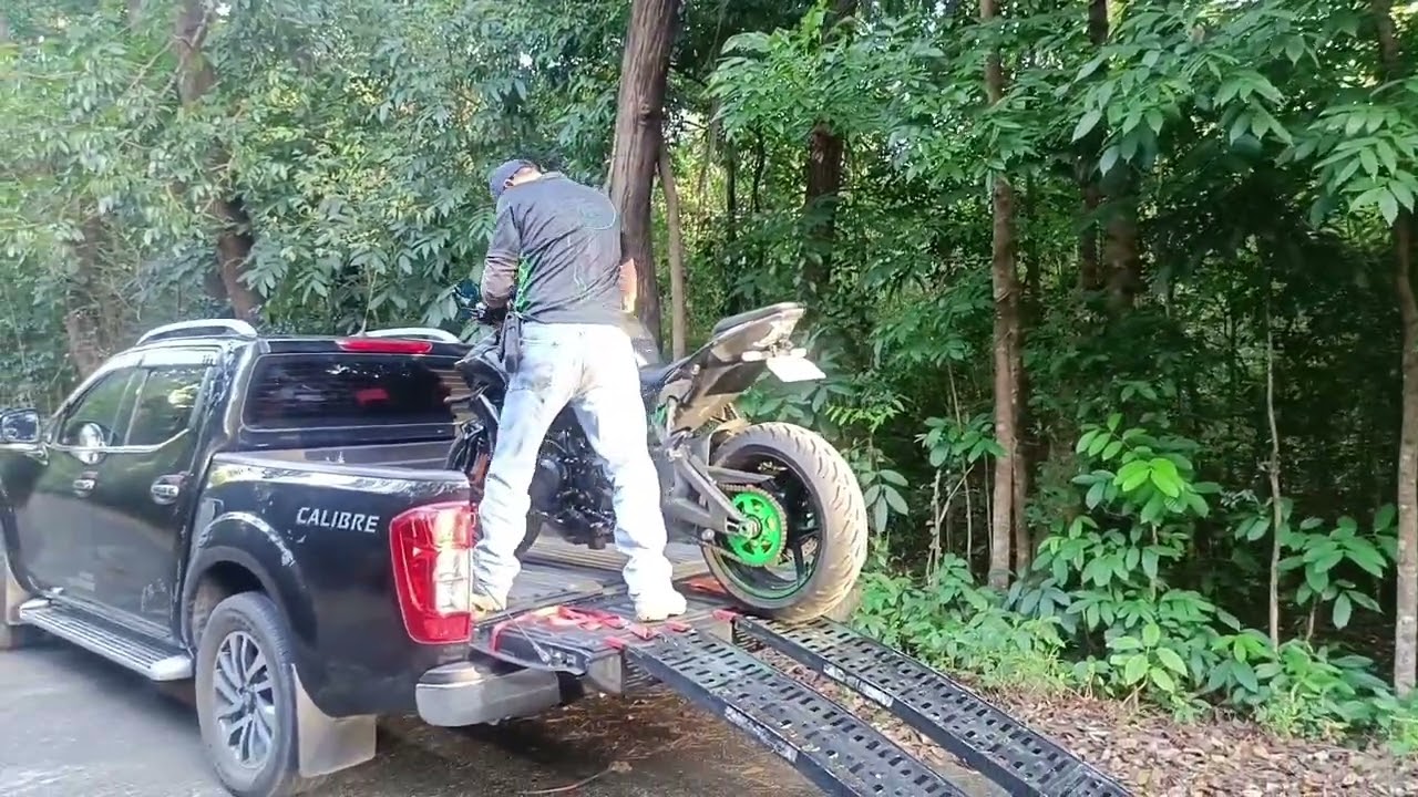 FILIPINO EXPERTISE UNLOADING FROM PICK UP THE  KAWASAKI CH2 1000CC 