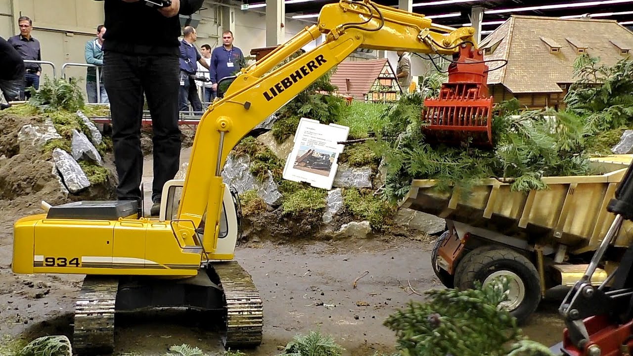 BIG RC EXCAVATOR LIEBHERR 934 SCALE 1:8 MODEL & SANDMASTER TRUCK ACTION / Intermodellbau 2016