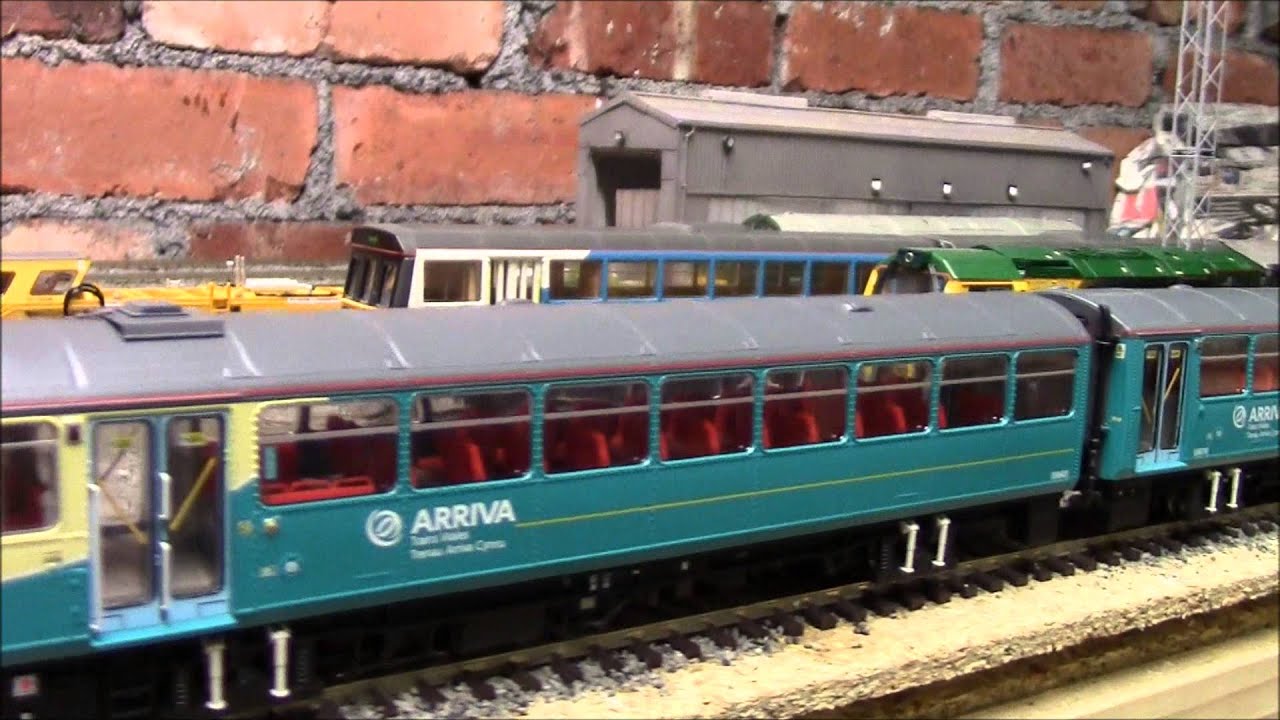 Opening the OO  Realtrack Arriva  Trains Class 143  Pacer