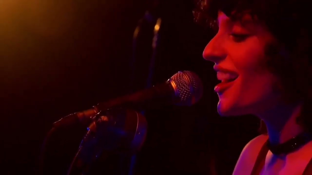 Ana Frango Elétrico - Chocolate (English + Portuguese Subtitles)