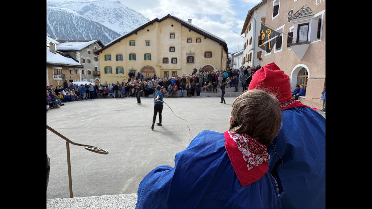 Chalandamarz aus Zuoz I Tradition im Engadin mit Schellengeläut und Peitschenknallen I RTR