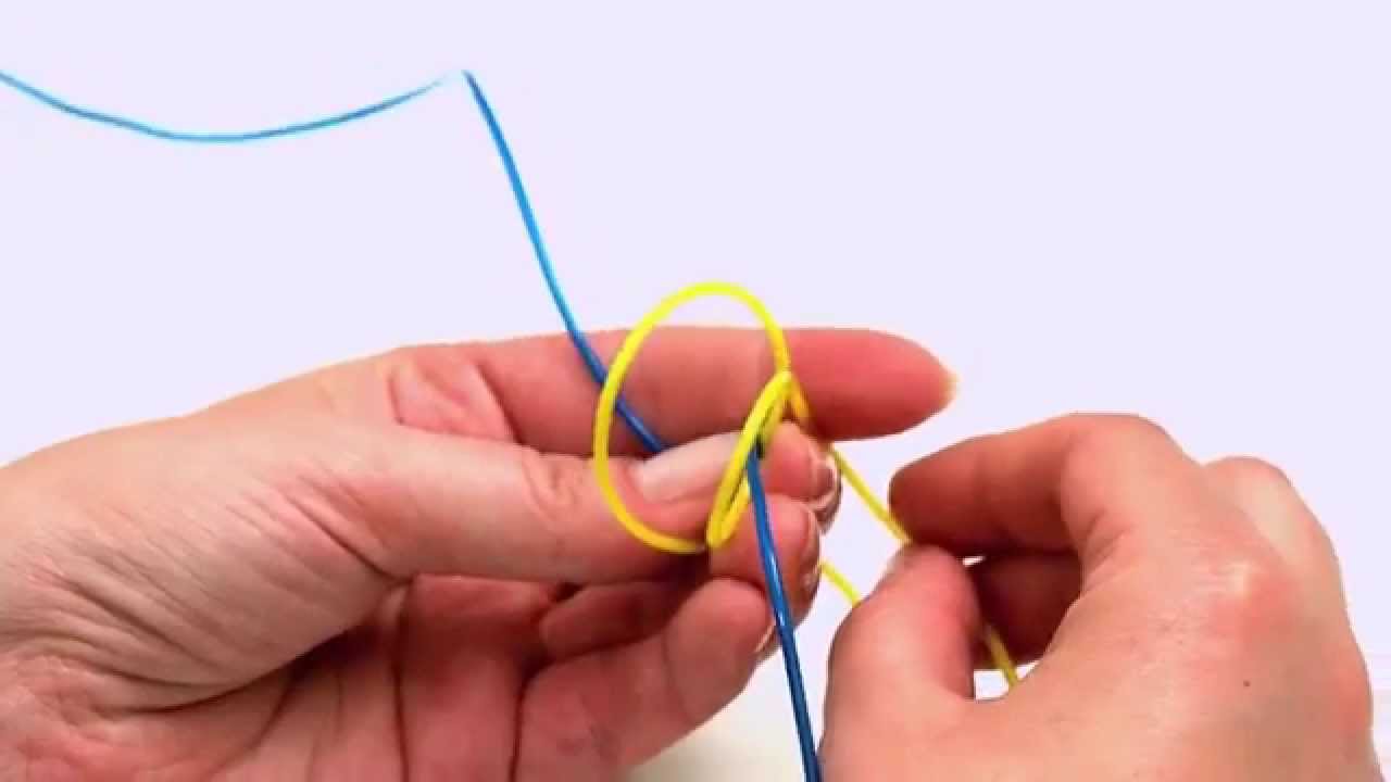 Apprendre &agrave; faire la maille d'un scoubidou carr&eacute; - L'Atelier Edisaxe