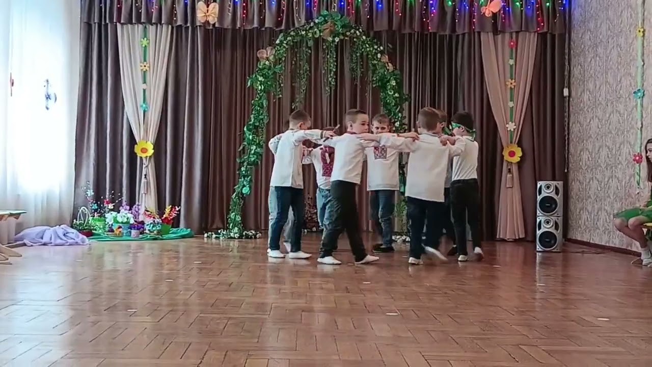 Танок з сопілками на весняному святі .