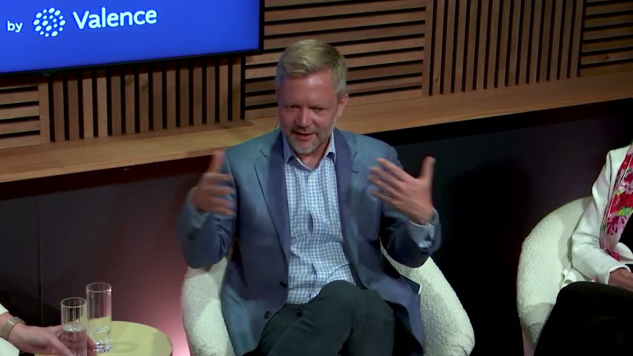 When Leaders Manage Machines: The Emerging Divide Between Human Leadership & AI Oversight