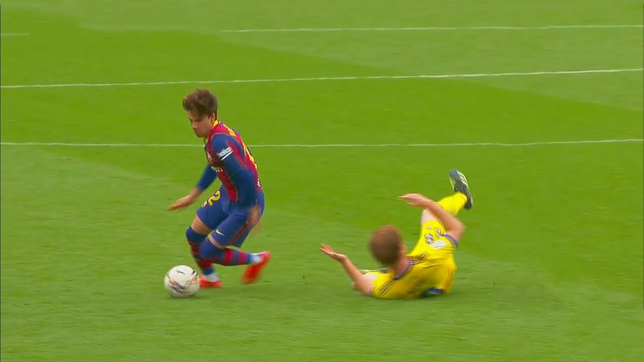 Riqui Puig Makes Football Look Easy