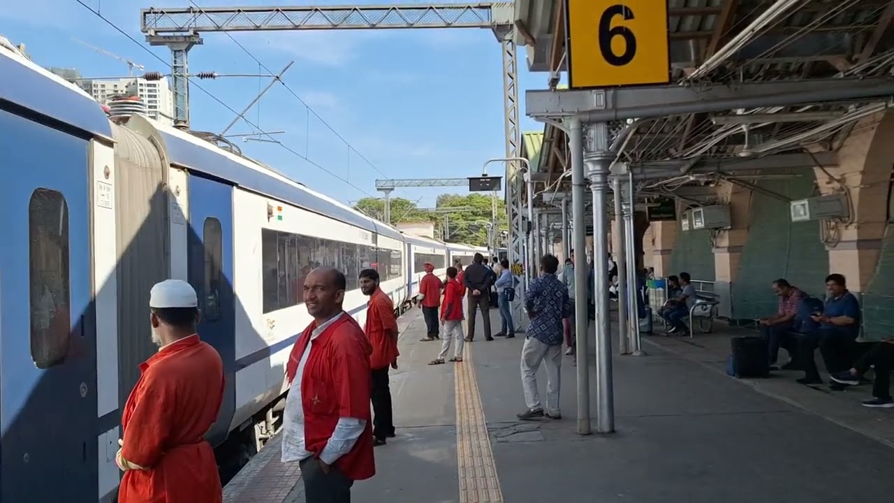 Chennai Central-Mysuru Vande Bharat Express (20607) Is Arriving At KSR Bengaluru At Platform 6