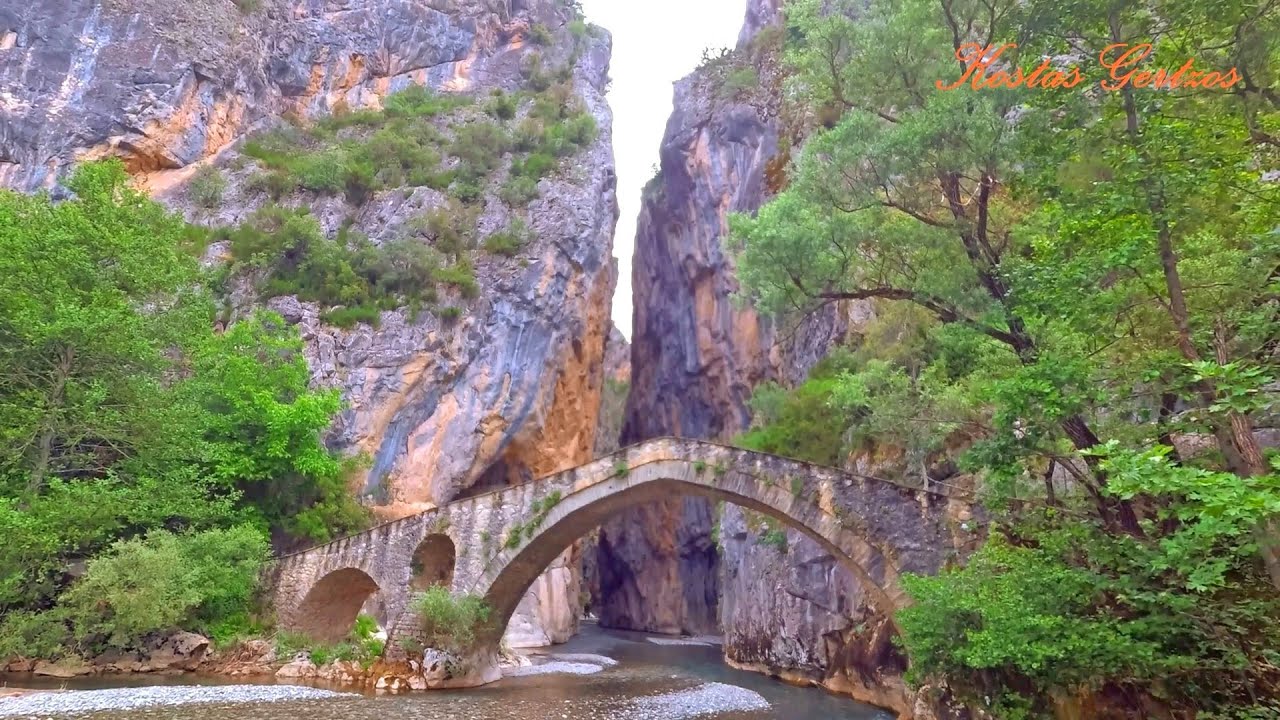 ΠΕΤΡΙΝΟ ΓΕΦΥΡΙ - ΦΑΡΑΓΓΙ ΠΟΡΤΙΤΣΑΣ (DRONE). PORTITSA BRIDGE AND GORGE AERIAL VIEW, GREVENA, GREECE.