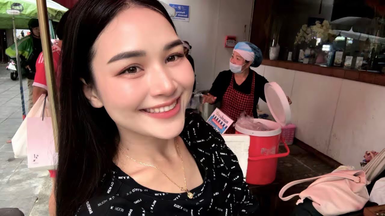 LIVE Street Caf&eacute; - Welcome Family 🤗 Ploysai Coffee Lady in Bangkok Thailand - Thai Street Food