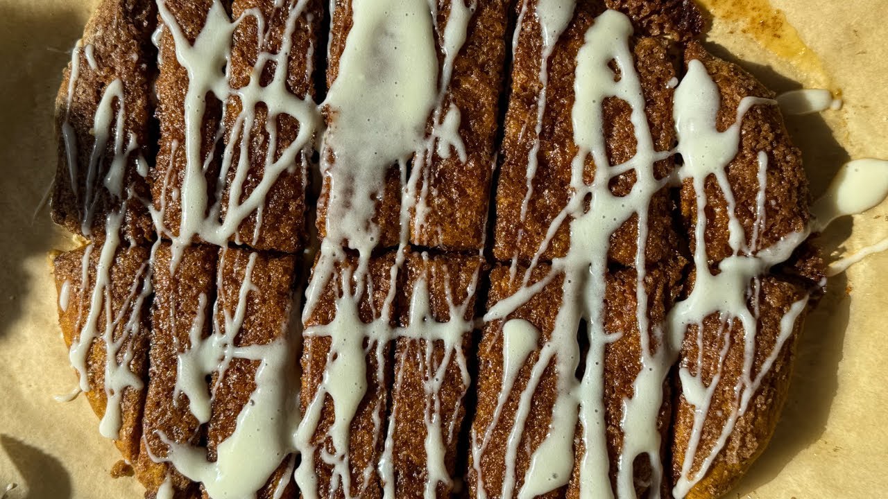 سينامون رولز بس بطريقة بسيطة🍂 طرية، مليانة قرفة، ومغرقّة صوص جبنة كريمي!