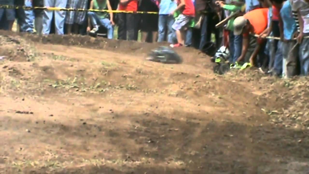 Carrera de carros a control remoto 4x4