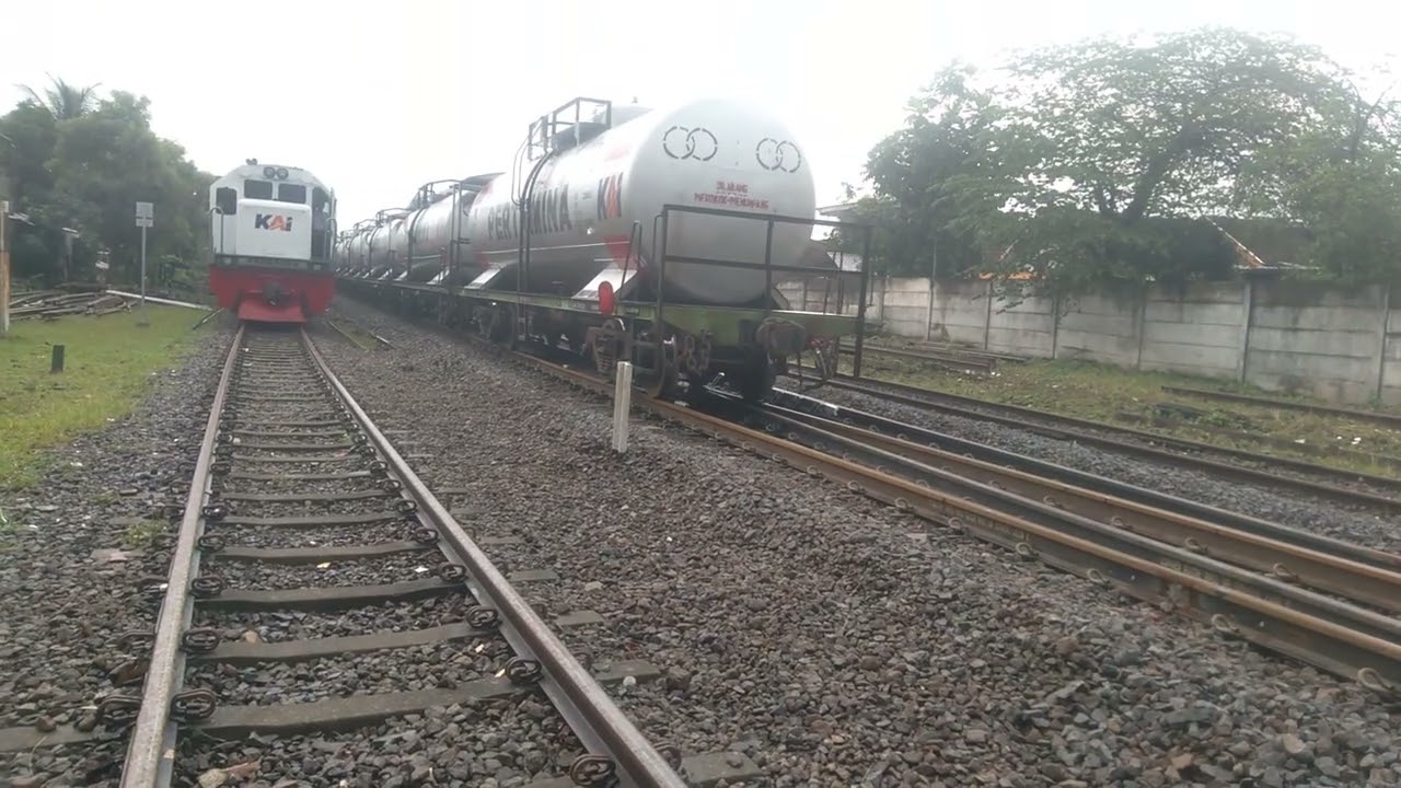 persilangan KA BBM dengan KA 429 comuterline penataran di stasiun blimbing pada sore hari