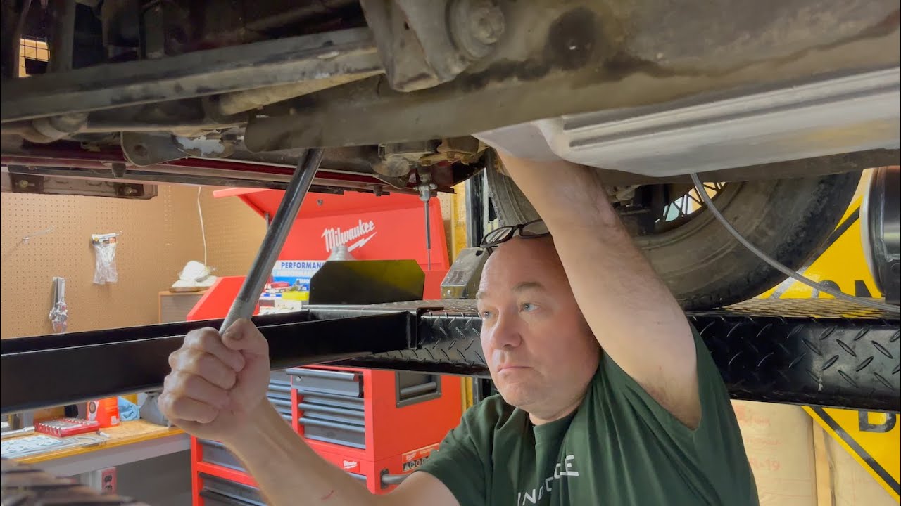 Jaguar E-Type - 1966 OTS Roadster - Episode 14 - Turning the Engine by Hand