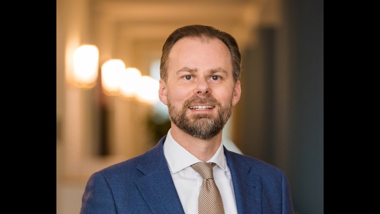 Joke Kok in gesprek met burgemeester Robert van Rijn