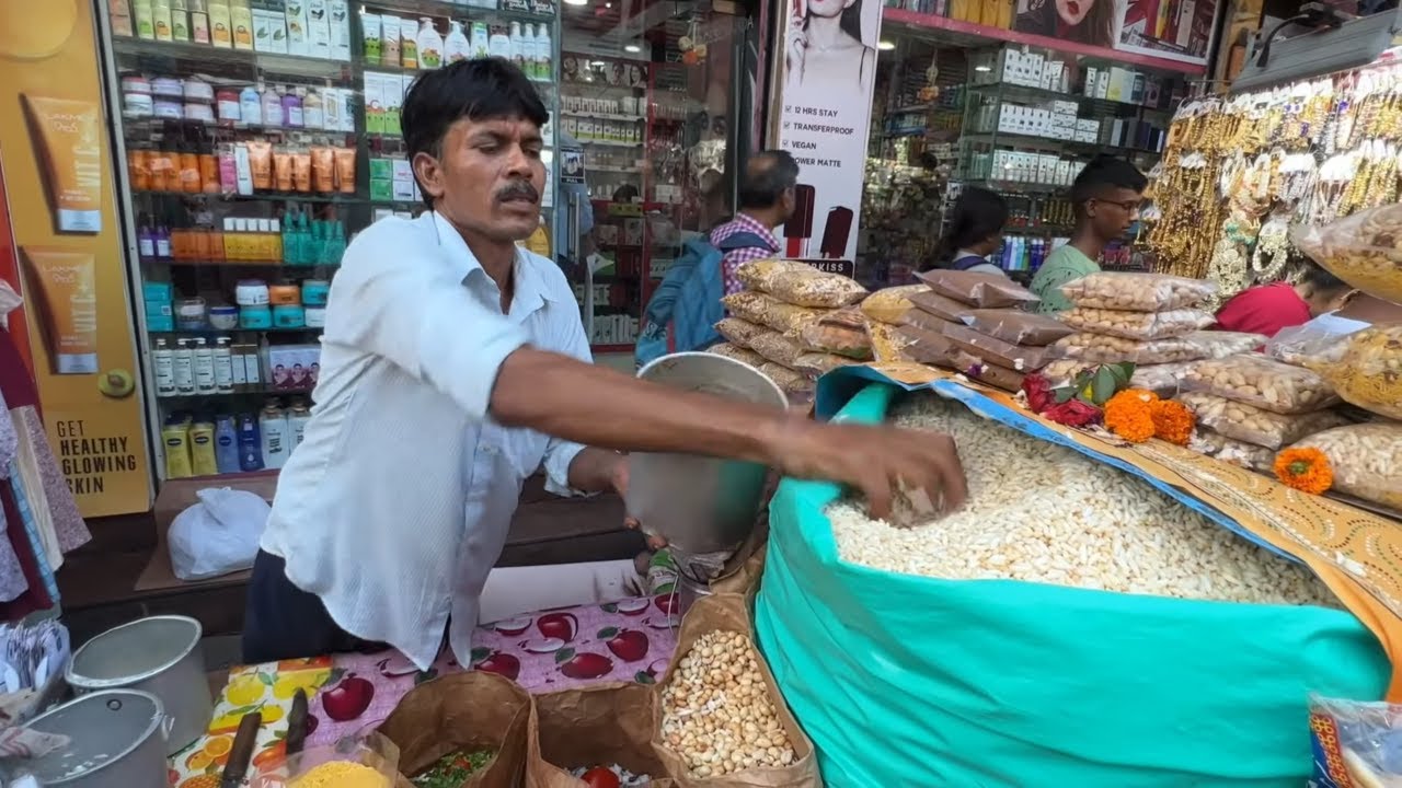 This Man Make Extreme Jhal Muri / Papri Chaat Using Amazing Skills | Indian Street Food