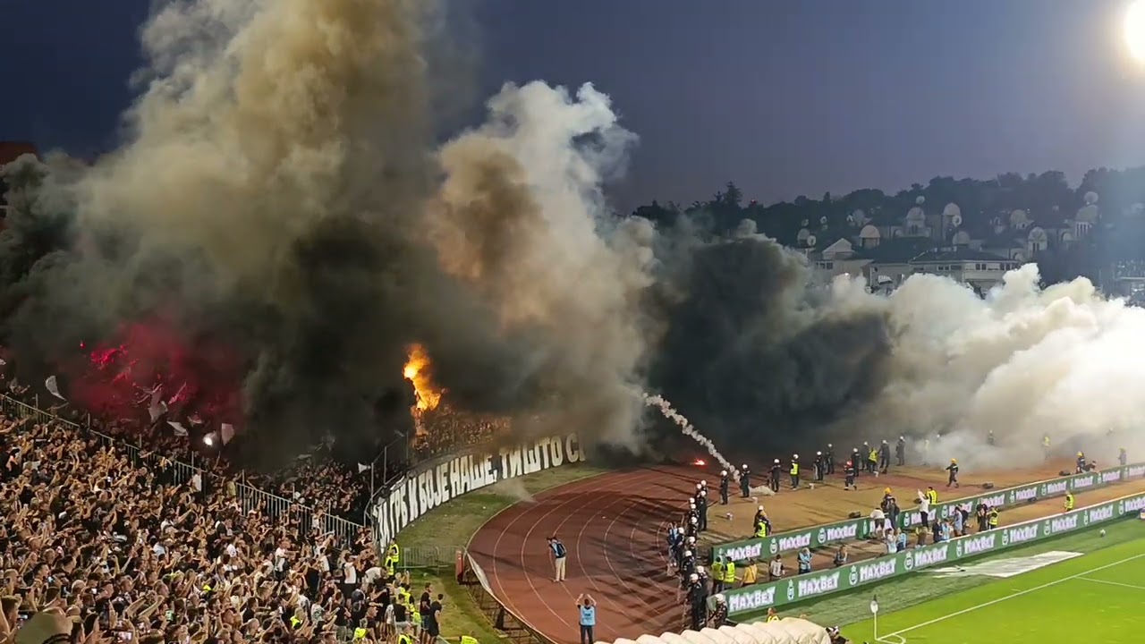 Partizan - Crvena zvezda: Bakljada Grobara na pocetku utakmice