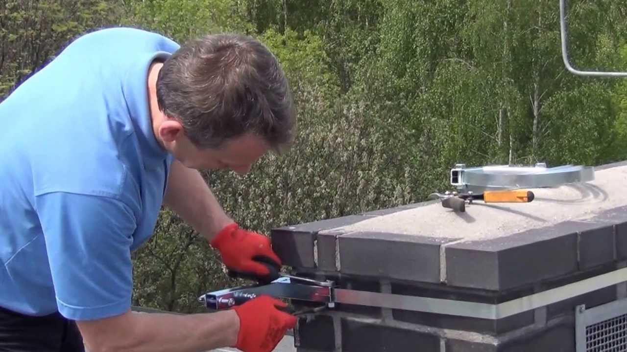 Montaż uchwytu masztu - obejma kominowa taśmowa