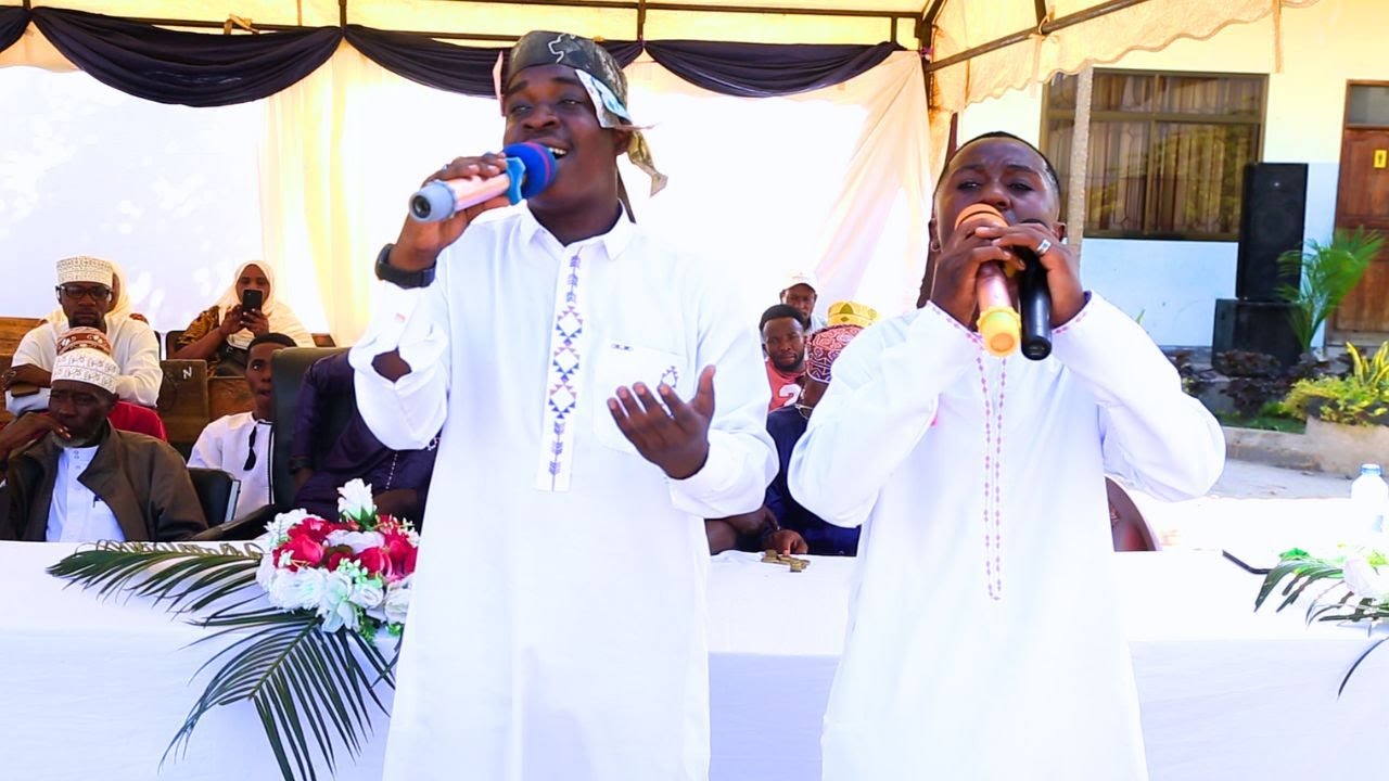 SHUHUDIA BALAA ALILOLIFANYA FUMAU MSHAIRI NA RAMZEE WAKIIMBA KWA PAMOJA