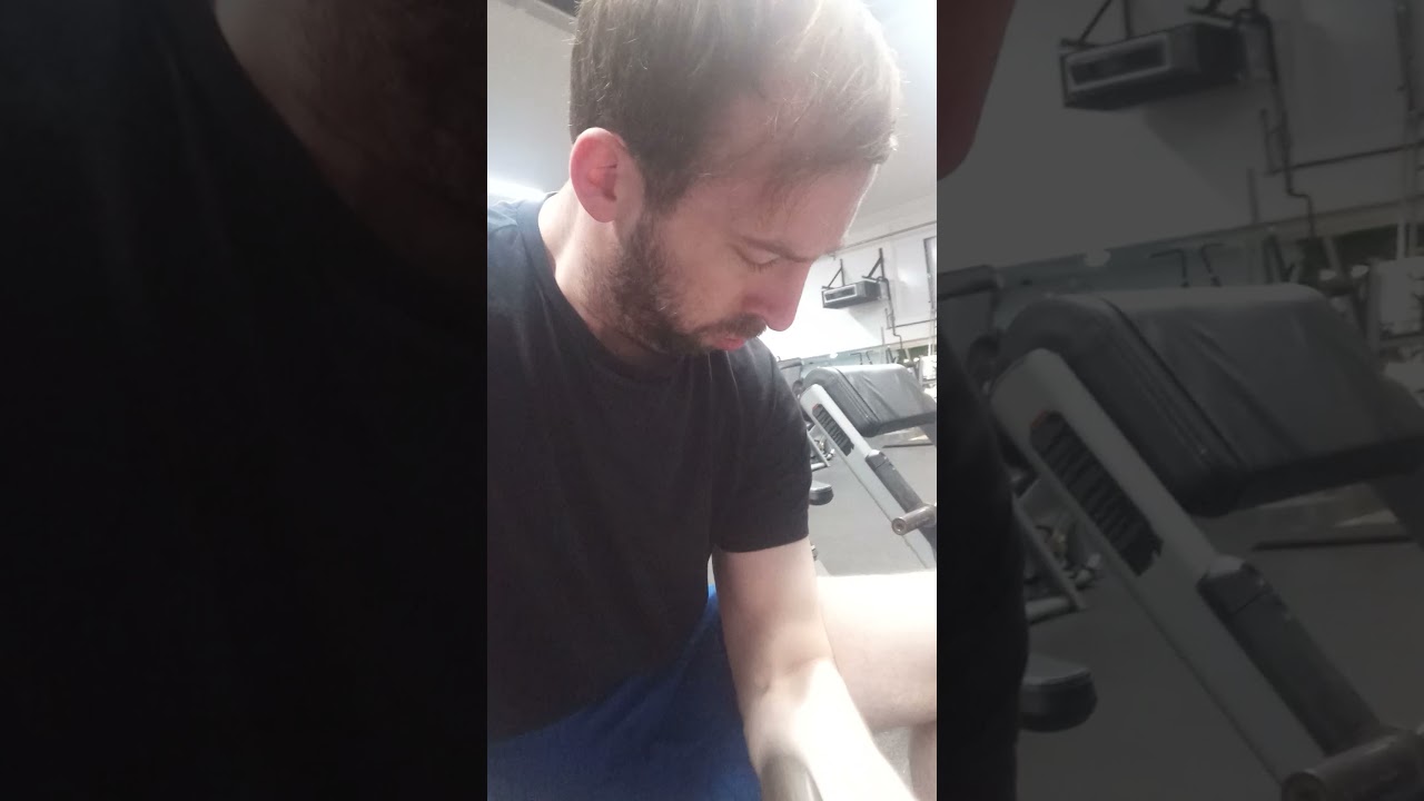 LOL JOHNNY BERBA DOING CONCENTRATION CURLS STRAIGHT AFTER DOING 5 SETS OF BENCH PRESS + HAVING FUN