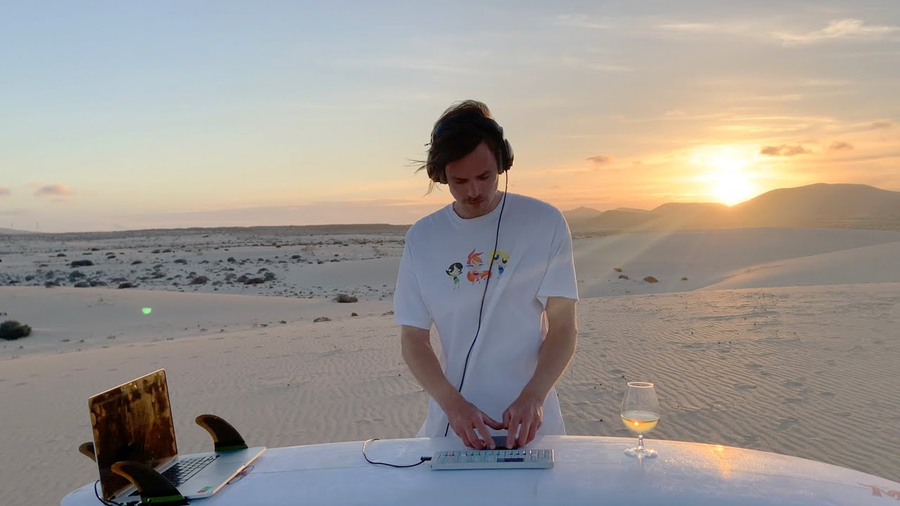 melodic house ft. folk music live in the desert by NO&Euml;P