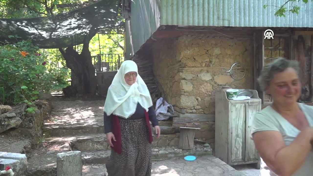 Turistik ilçedeki çiftlikte üretime gönüllü katılıp masrafsız tatil yapıyorlar