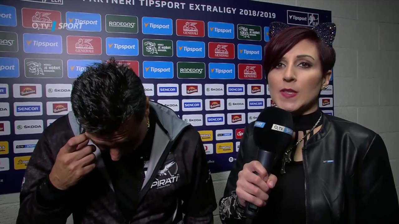 Reportérka Tereza Kubíčková v kostýmku černé kočky