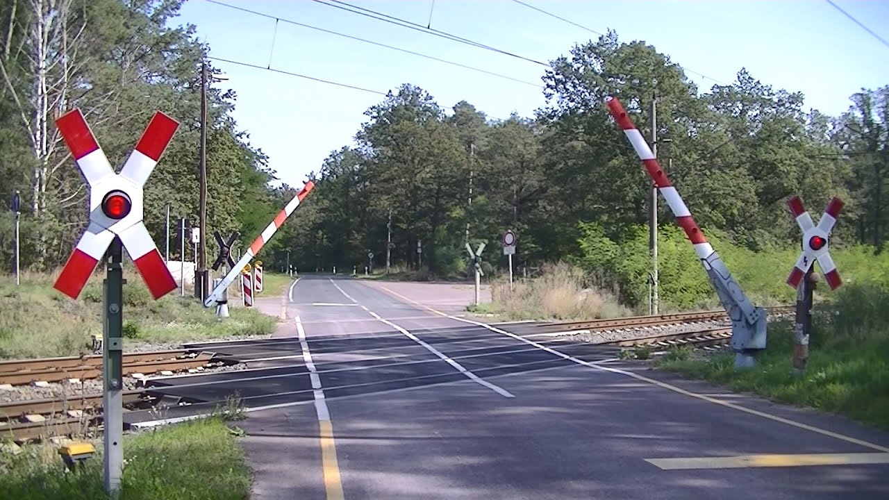 Spoorwegovergang Dessau-Roßlau (D) // Railroad crossing // Bahnübergang