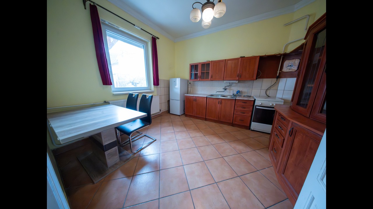 Debrecenben,a Nagyerdő alján, csendes,utcában kínálunk megvételre egy polgári jellegű családi házat.