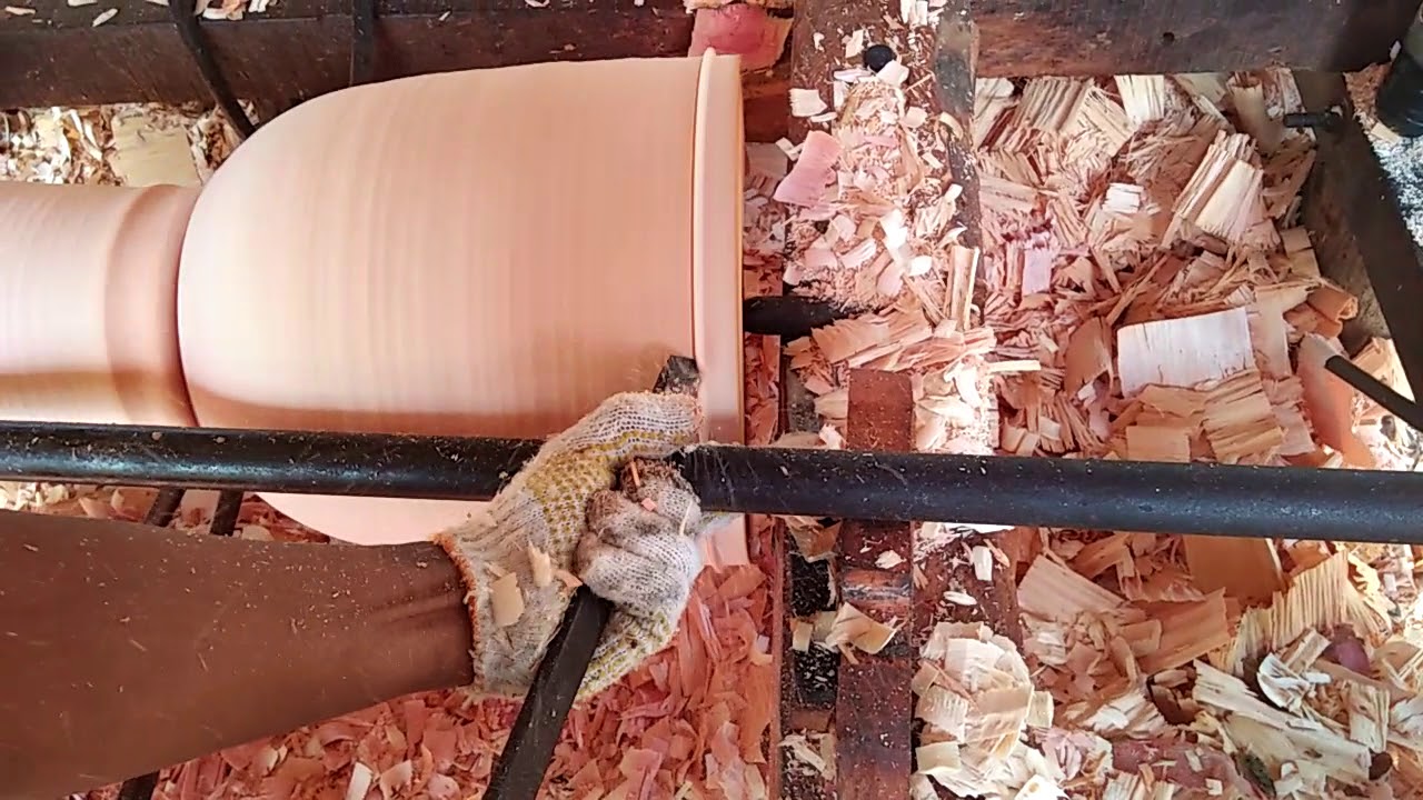 Kayu Mahoni Jadi Kendang Jimbe, ini proses pembubutannya
