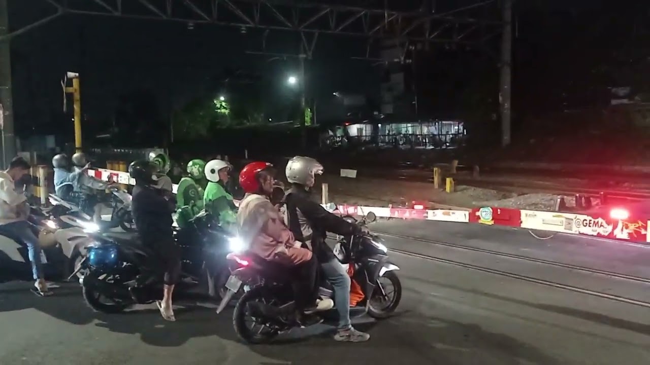 Hunting JPL 351 Lempuyangan 2024 Kamera buriq 🗿 #perlintasankeretaapiindonesia 