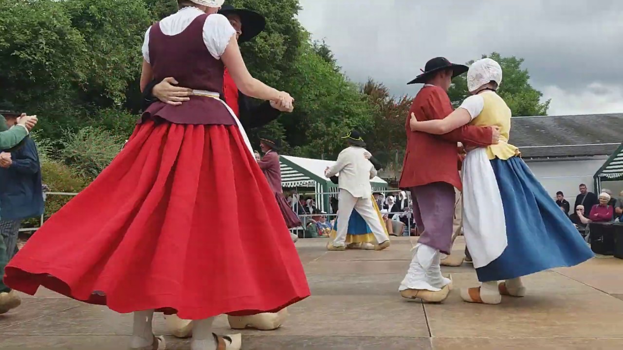 Danse folklorique avec Les Galvachers du Morvan à Corancy (2)