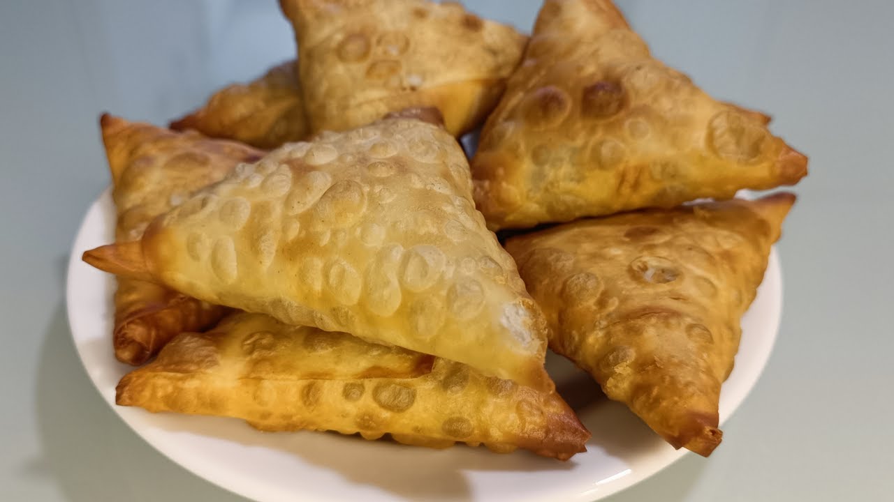 Chamuças de carne moída. Samosas indianas de carne. Sabor incrível.