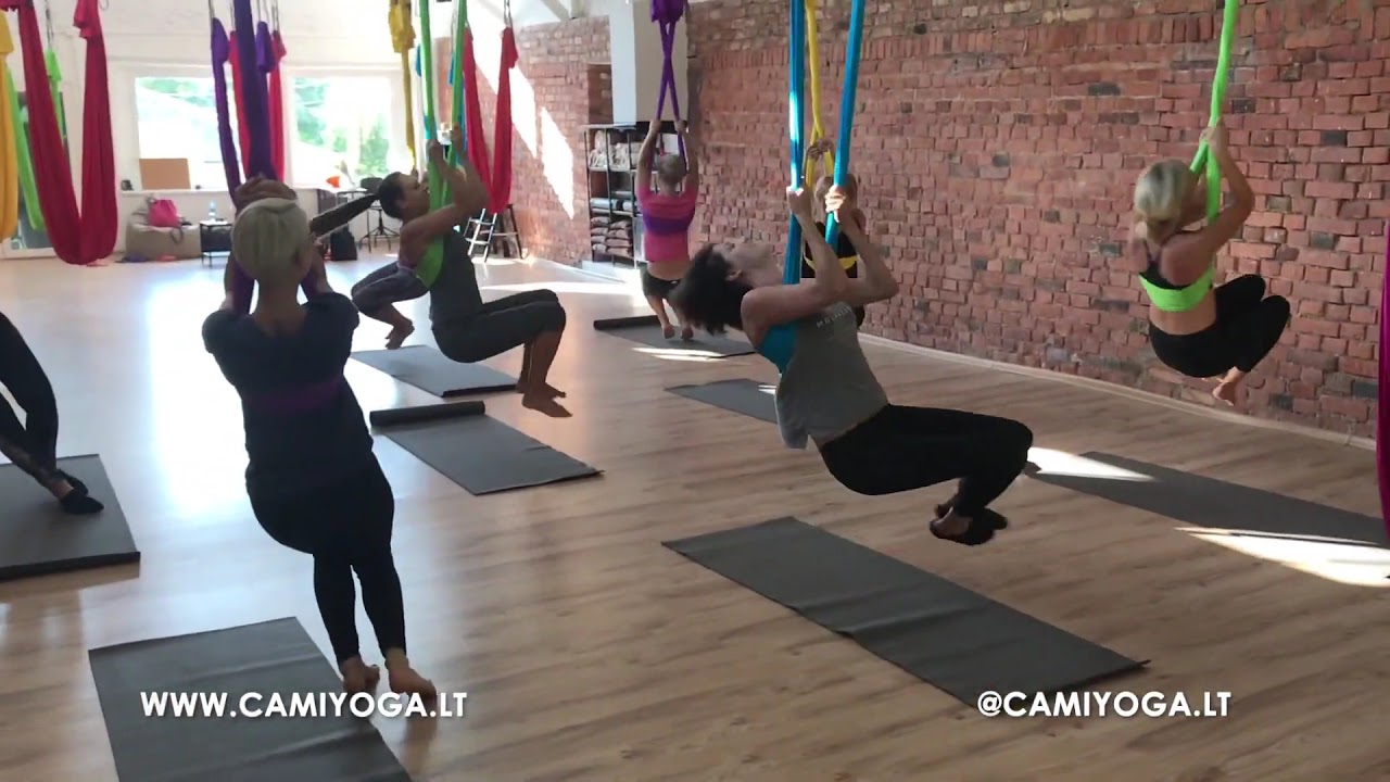 Aerial yoga classes in CamiYoga studio // Oro joga
