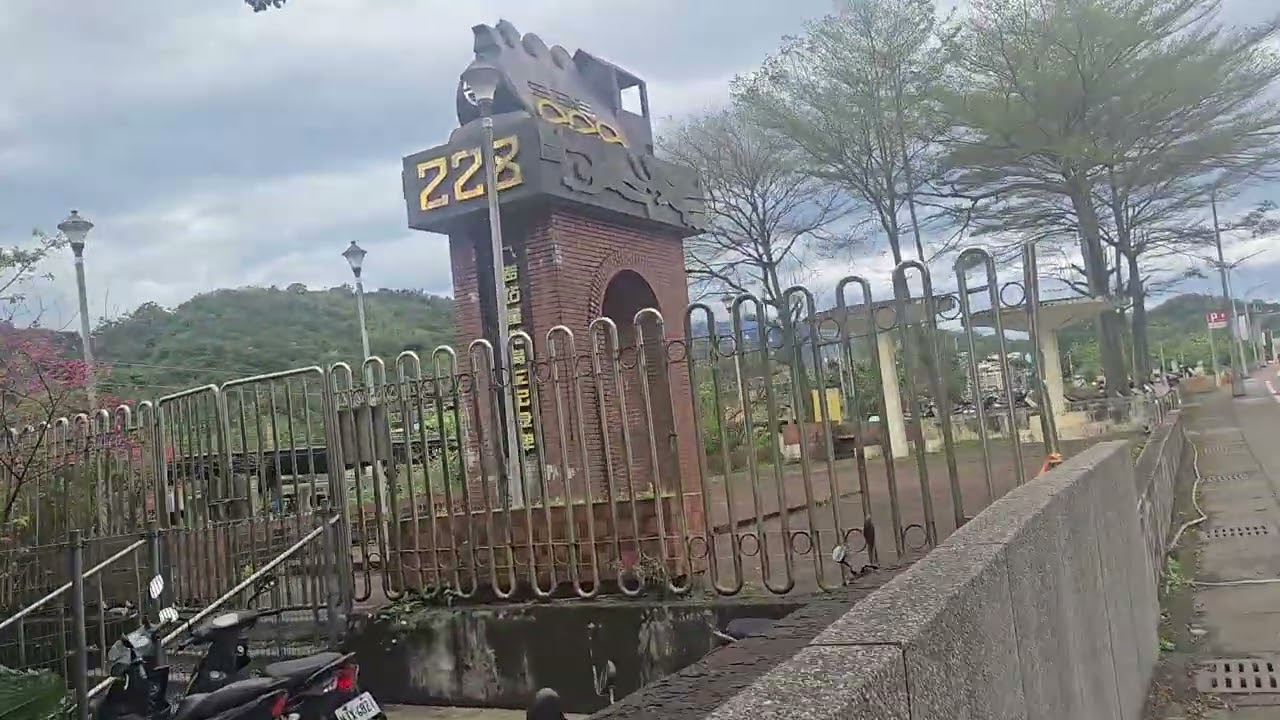 八堵火車站二二八事件悼念碑拍攝，因為當年的這一天發生八堵火車站事件，所以當然也是要來看一下，和1182次新竹發車經由西部幹線開往基隆的銀綠色微笑號EMU900型十輛一編組EMU938區間車