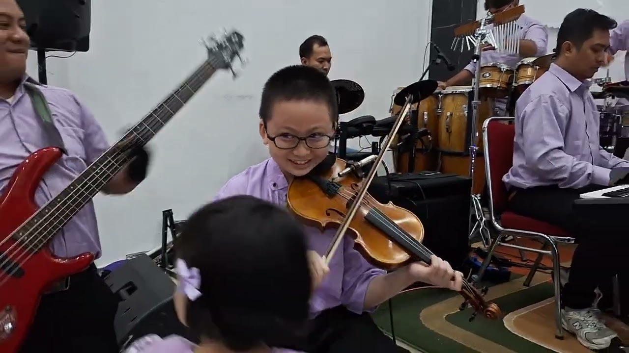 We Wish You a Merry Christmas medley Feliz Navidad - Jojo Plays Violin at GPDI Hosana Narada