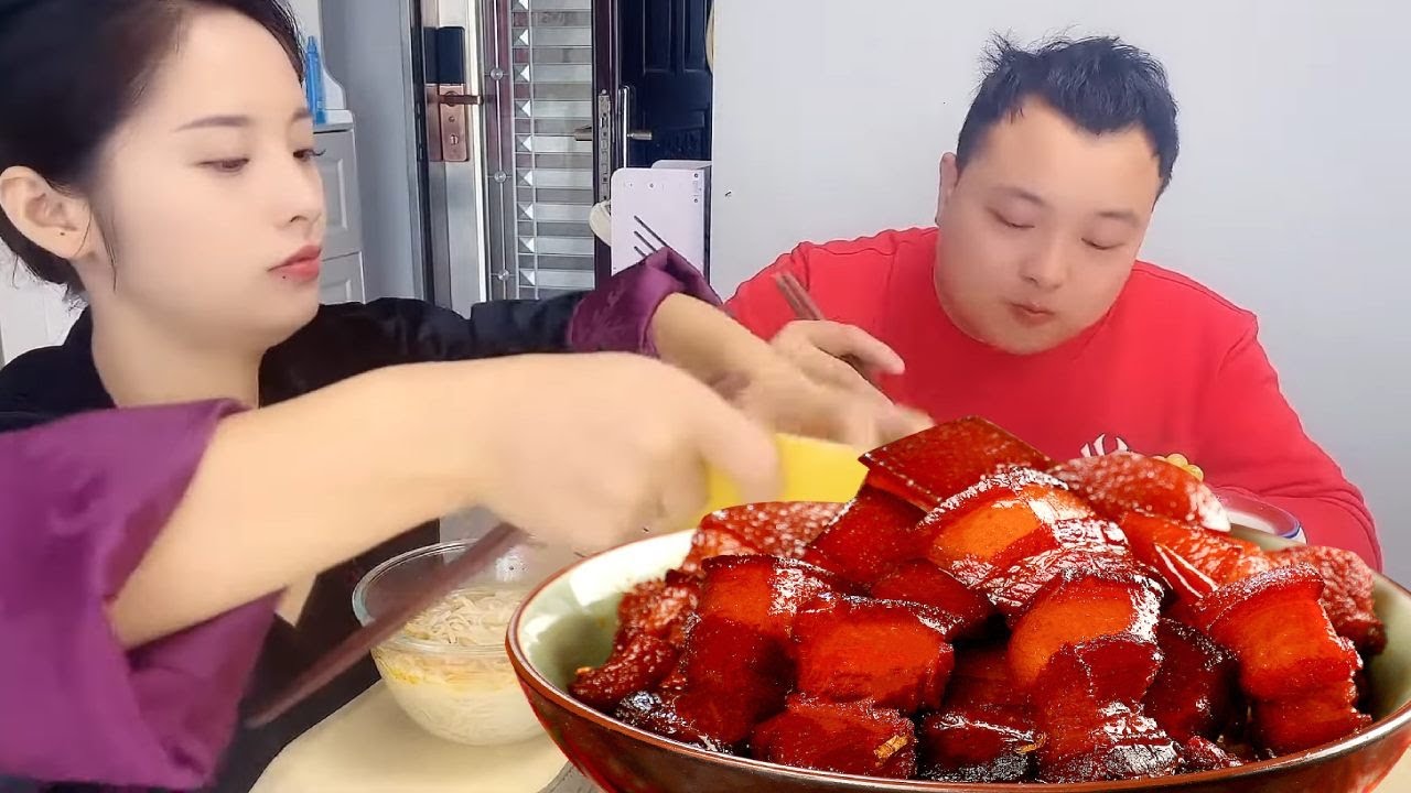 红烧肉保卫战！老公加辣椒防我偷吃？反手超级加倍辣度，顺手夹肉跑路！【九零后夫妻】