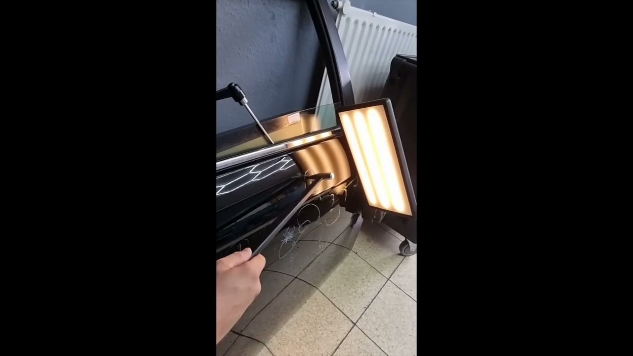 Ausbeulwerkzeuge MIDIAR Blendingshammer bzw. Dellenhammer und Richthaken Nr. 36 im Einsatz