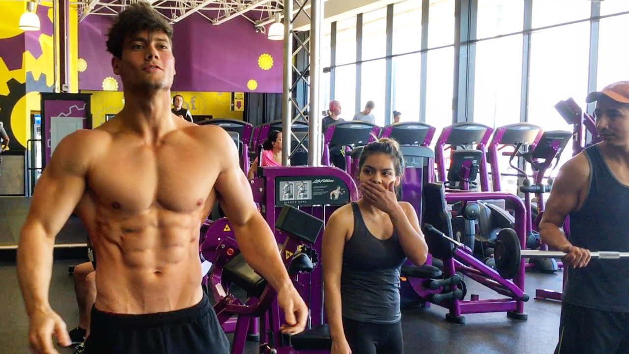 Коннор Мерфи тренируется в Planet Fitness