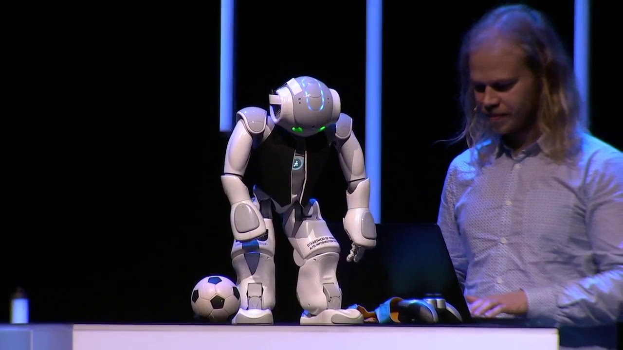 Fredrik Löfgren och roboten Elsa - Connect2IT