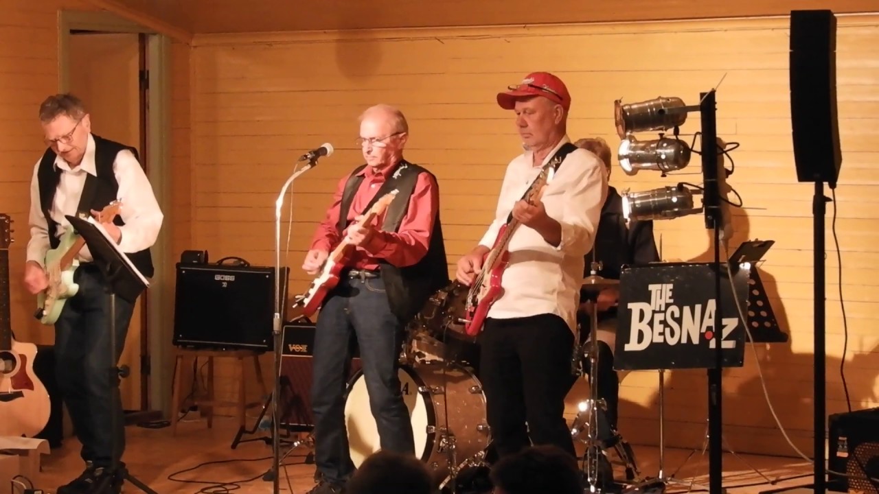 The Besnaz Den gamla spinnrocken.