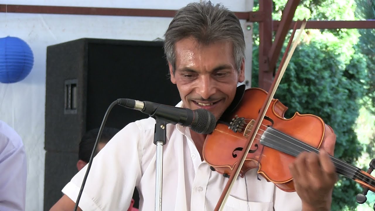 Gagyi Oszkár játszik roma esküvőn (Hernádvécse, 2015.07.04.)