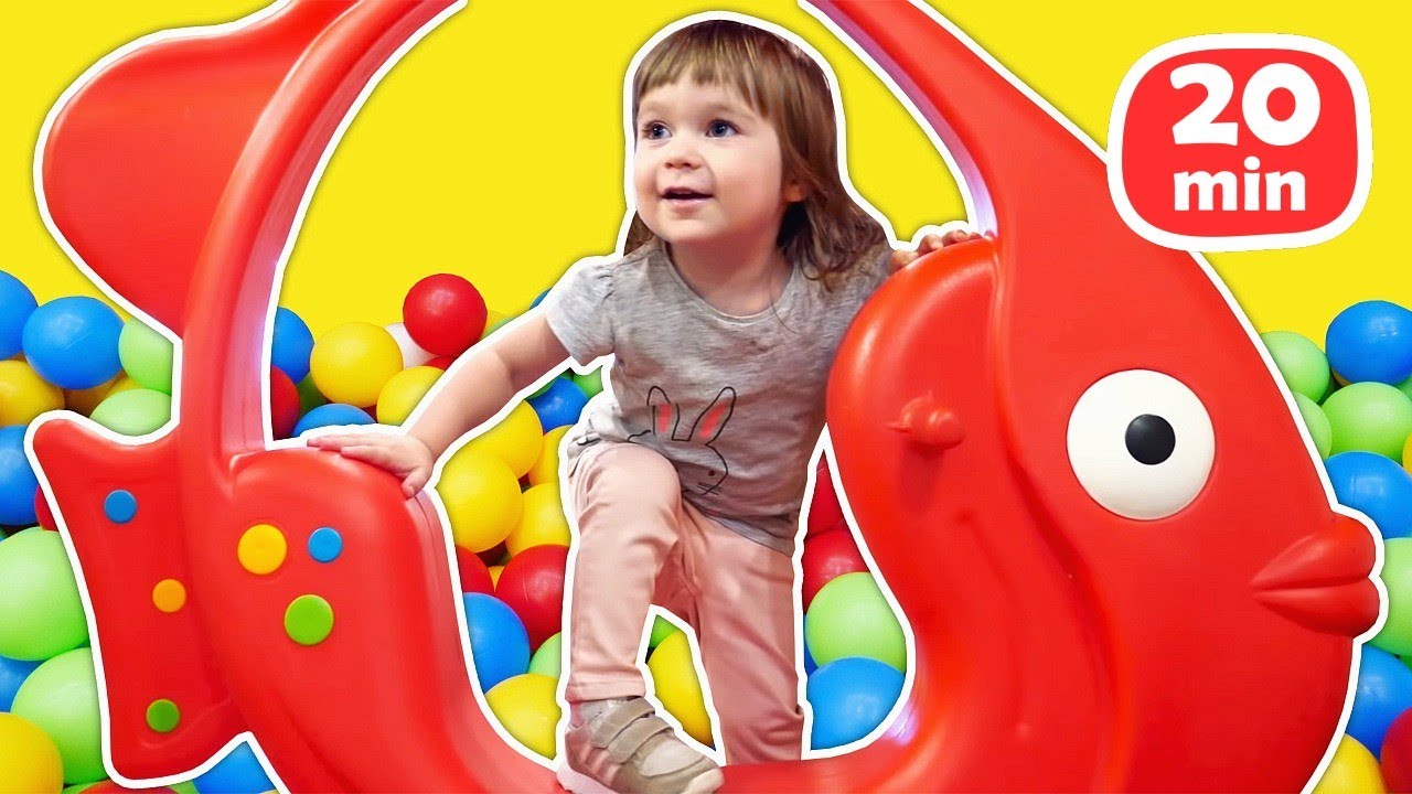 Jeux pour enfants avec Bianca. Vlog de famille. Que font les jouets à la plage?