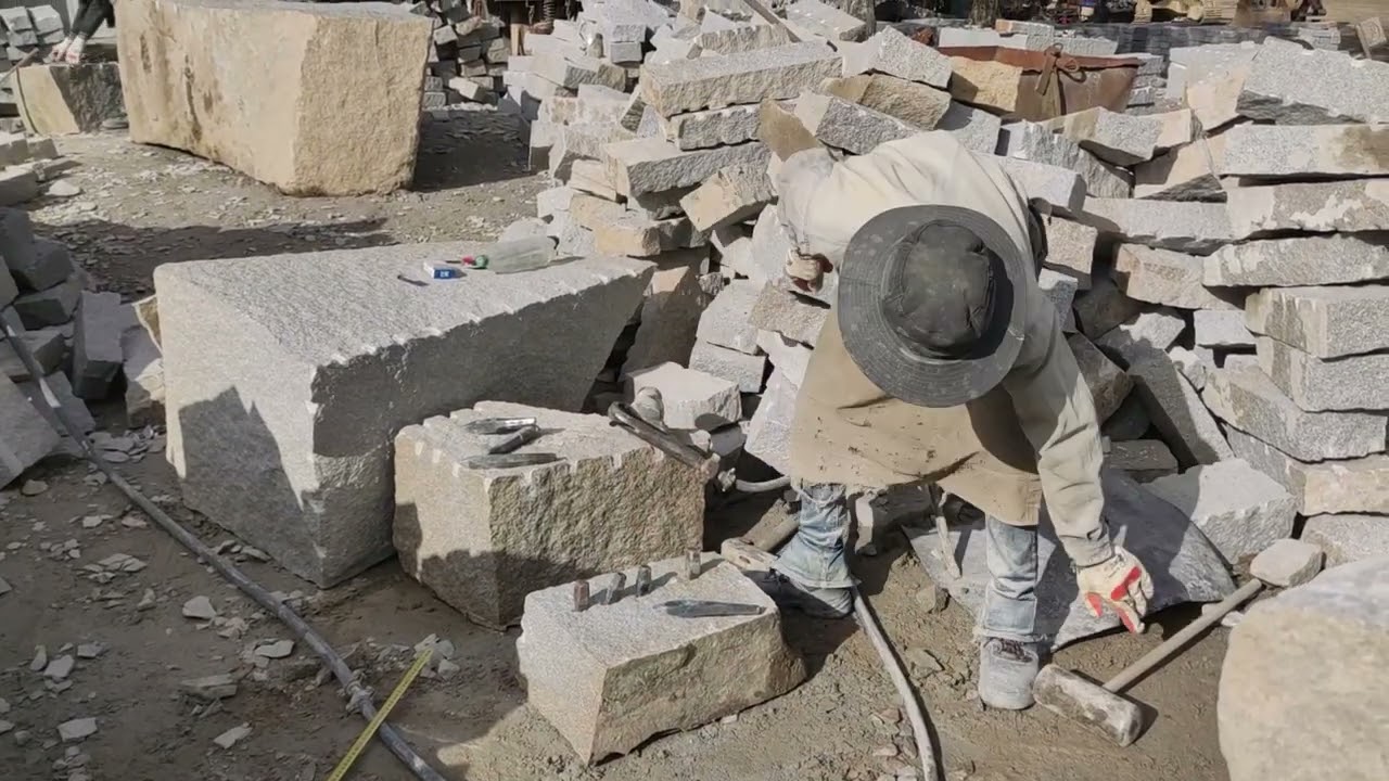 Těžba a zpracování žuly v kamenolomu Horní Dvorce
