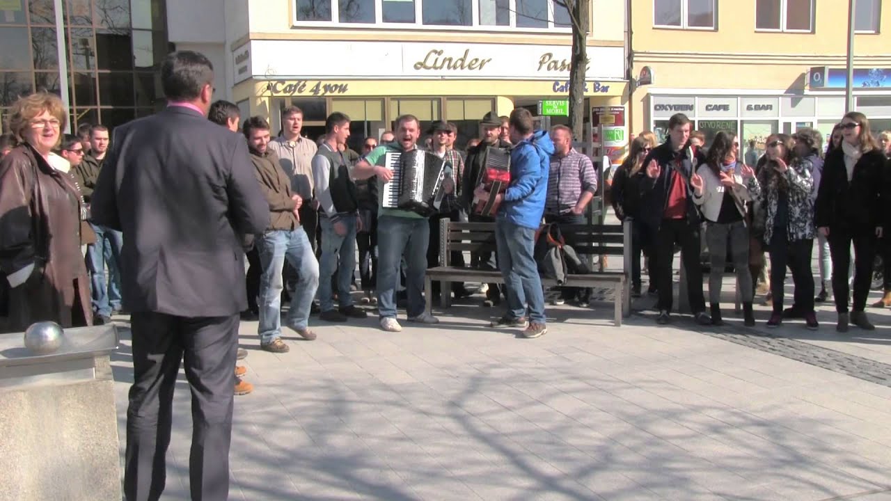 Študenti Lesníckej fakulty na námestí - A od Prešova