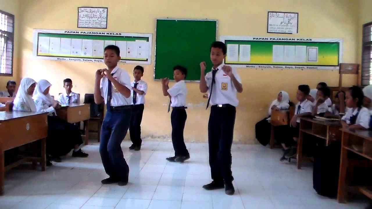 Dimas Dkk  KELAS  7E SMPN   8  JEMBER